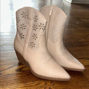 TOP Moda Cream Western-Style Ankle Boots with Floral Cutouts